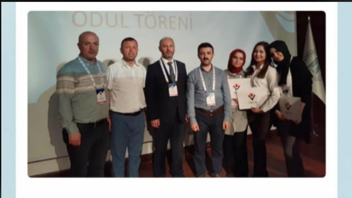 TÜBİTAK yarışmalarında okulumuz öğrencileri Sosyoloji branşında Türkiye 3.sü,Edebiyat branşında teşvik ödüllerine layık görülmüştür.